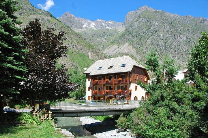 Gîte pour 6 personnes, avec piscine ainsi que balcon et jacuzzi à Villar-Loubière