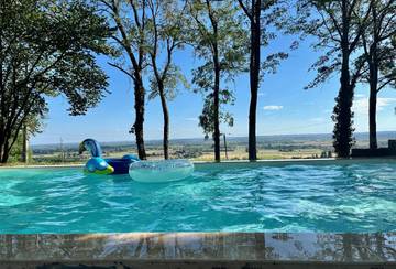 Gîte pour 6 personnes, avec vue ainsi que piscine et jardin à Lamothe-Landerron