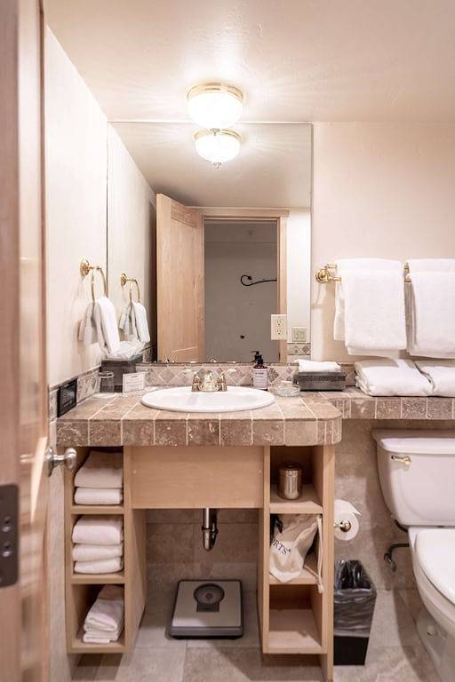 Ganze Wohnung, Snow Cabin Condo steps away from Vail Village and Gondola, Hot tubs + Sauna access in Vail Ski Resort, Vail