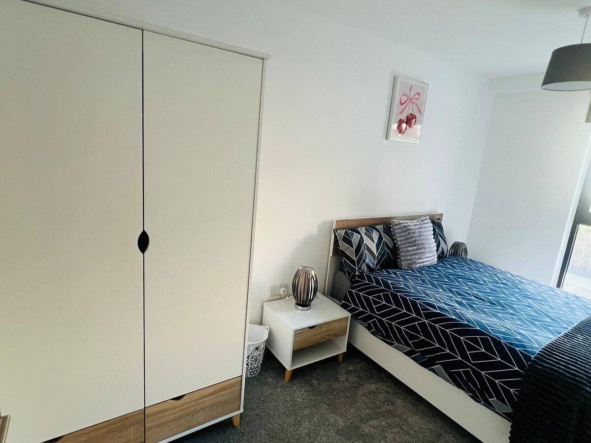 Ganze Ferienwohnung, Sleeps 3 - Garden and Parking - Near Old Trafford in Greater Manchester