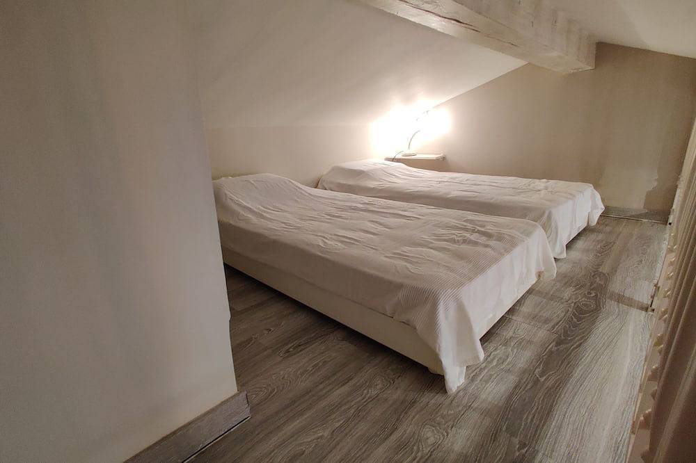 Apartamento entero, Agréable Studio Dans Jardin Paysager Avec Piscine et Grande Cuisine D'été in Bagnols-en-Forêt, Region de Draguignan