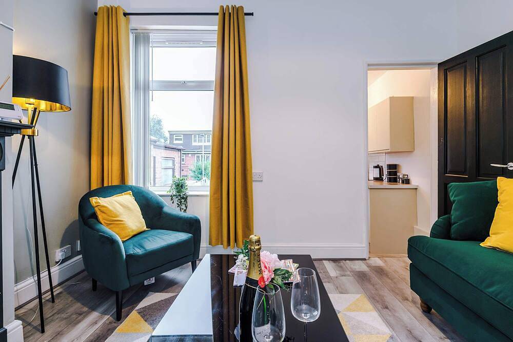 Lovely 2 Bed Home, Perfect for Business, Sleeps 6! in Stoke-on-Trent, Midlands