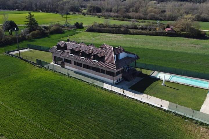 Casa rural con piscina para 16 personas, con Balcón además de Jardín y Piscina en Provincia de Burgos