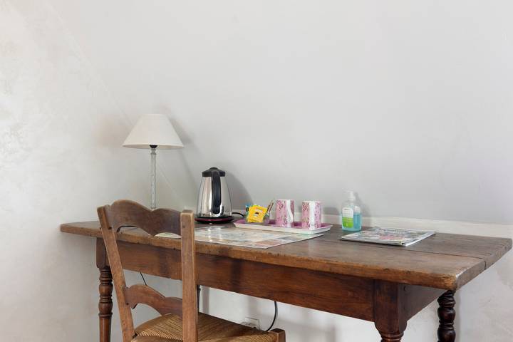 Fleurs Blanches Guest Room with Shared Pool, Wi-Fi, and Air Conditioning in Vallières-les-Grandes, Blois region