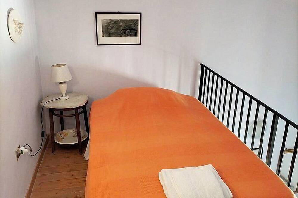 Appartement entier, Casa Velunia: A welcoming two-story apartment situated in a central location, at a short distance from the shores of Lake Bracciano, with Free Wi-Fi. in Bracciano, Lac de Bracciano