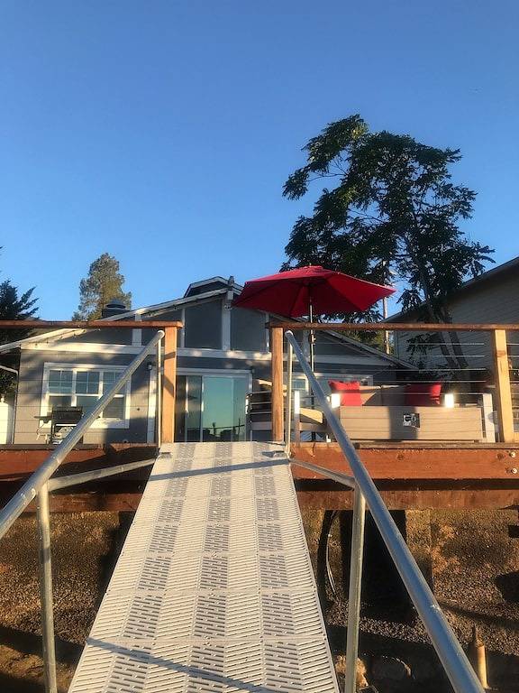 The Lake Cottage on Soda Bay-Pet Friendly, Private Deck, Dock & Kayaks in California North Coast
