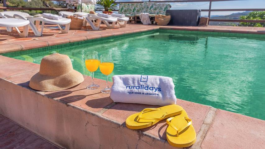 Casa rural para 6 personas, con jacuzzi además de piscina y balcón/terraza en Riogordo - 2