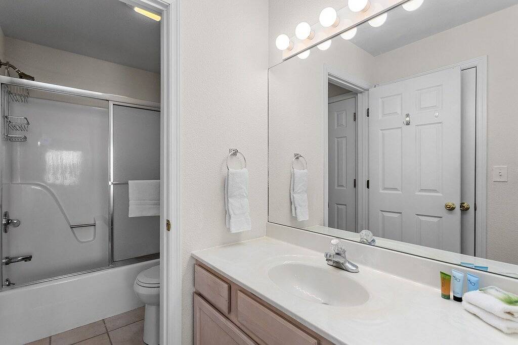 Ganze Wohnung, Lighthouse Landing 5-403 - Waterfront Condo with Screened Deck! in Lake Ozark, Lake of the Ozarks