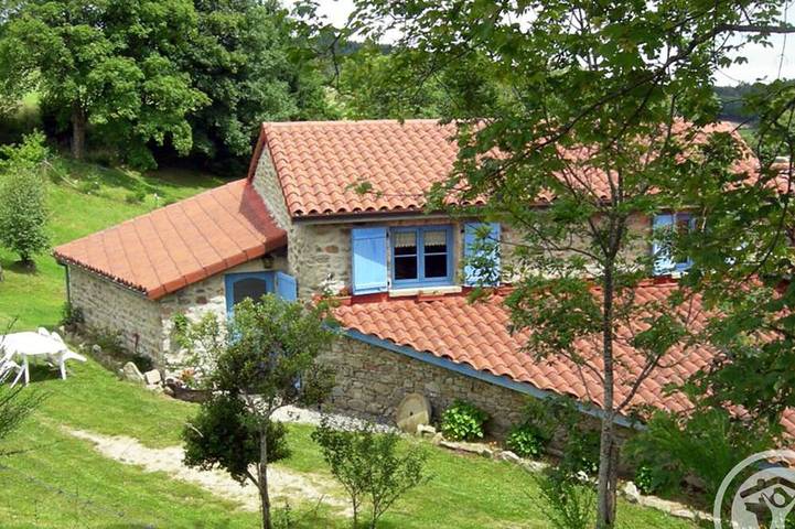 Gîte pour 6 personnes, avec Terrasse et Jardin à Chalmazel