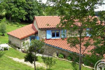 Gîte pour 6 personnes, avec jardin à Chalmazel
