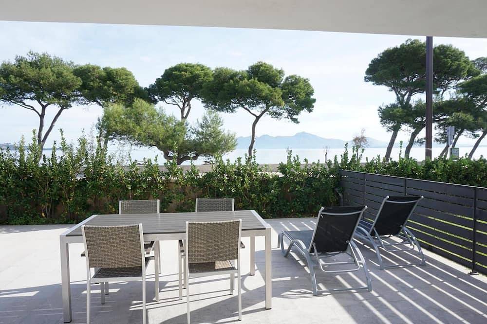 Apartamento entero, Ground Floor With Stunning Sea Views And Private Terrace, Shared Pool in Puerto de Pollensa, Pollença