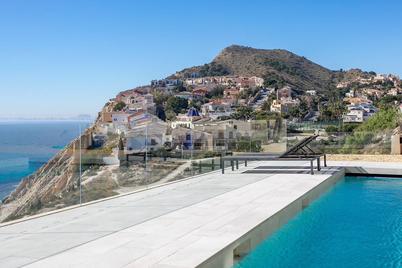 Villa Mina di prima linea con vista spettacolare, piscina e Wi-Fi in La Merced, El Campello