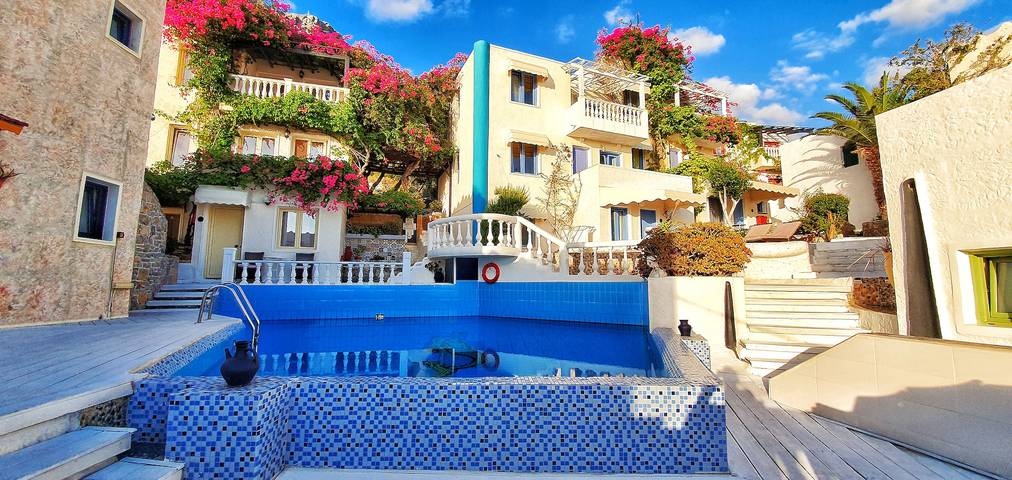 Gîte pour 5 personnes, avec Vue sur l’océan et Balcon/Terrasse ainsi que Jardin et Vue à Chersónissos - 2
