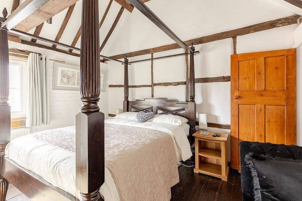 This charming 17th Century Grade Ii listed Cottage in Marlow, Chiltern Hills