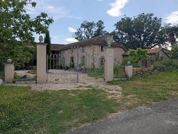 Maison de campagne pour 4 personnes, avec jardin ainsi que vue et piscine à Blousson-Sérian