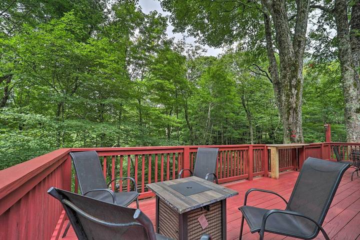 Log cabin for 10 people, with terrace and yard in Beech Mountain