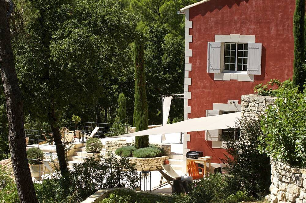 Très belle propriété provençale au coeur du Luberon dans le massif des Ocres in Roussillon, Parc naturel régional du Luberon