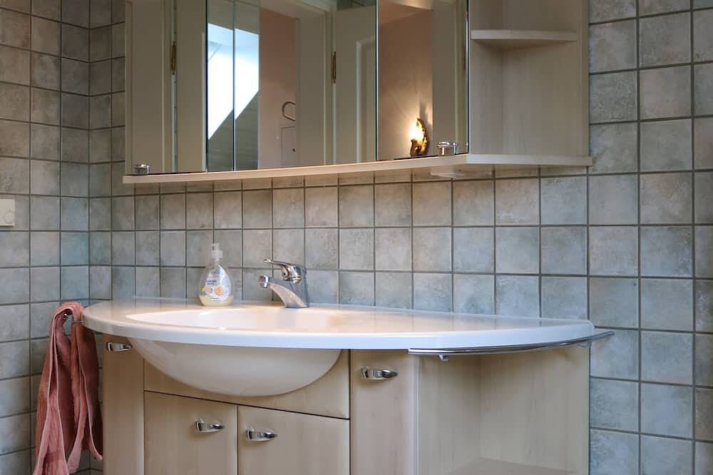 Ganze Wohnung, Exclusive Ferienwohnung im Og. direkt am Kanal mit eigenem Steg in Grimersum, Krummhörn