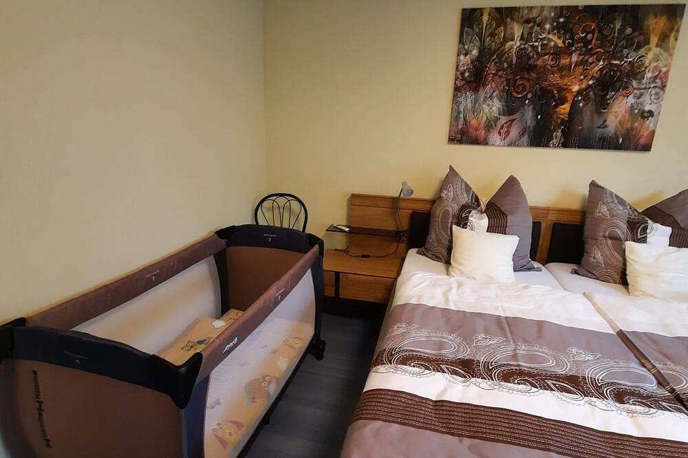 Ganze Wohnung, Schöne zentrumsnahe Ferienwohnung mit großer Terrasse in Bad Camberg in Bad Camberg, Landkreis Limburg-Weilburg