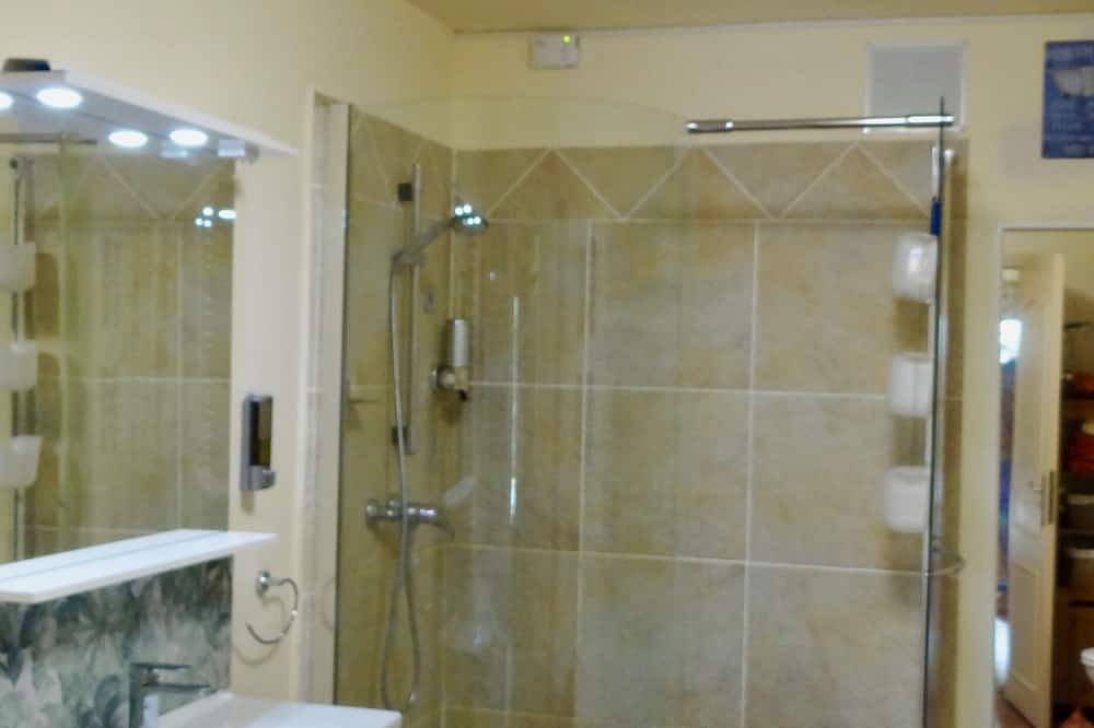 Apartamento entero, 4* air-conditioned gîte in the shade of olive trees, swimming pool overlooking the Luberon. in Saint-Saturnin-lès-Apt, Parque natural regional del Luberon
