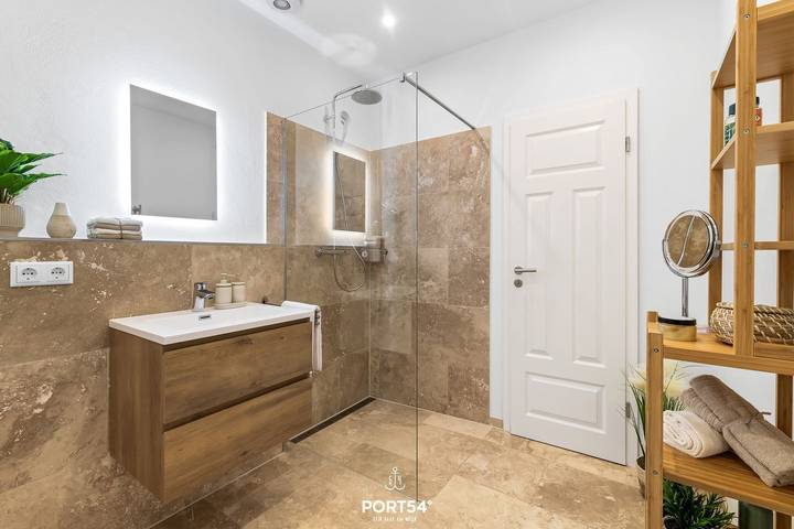 Ganze Wohnung, Ferienwohnung Krabbe mit Balkon, Schlafzimmer und moderner Einrichtung in Hedwigenkoog, Dithmarschen