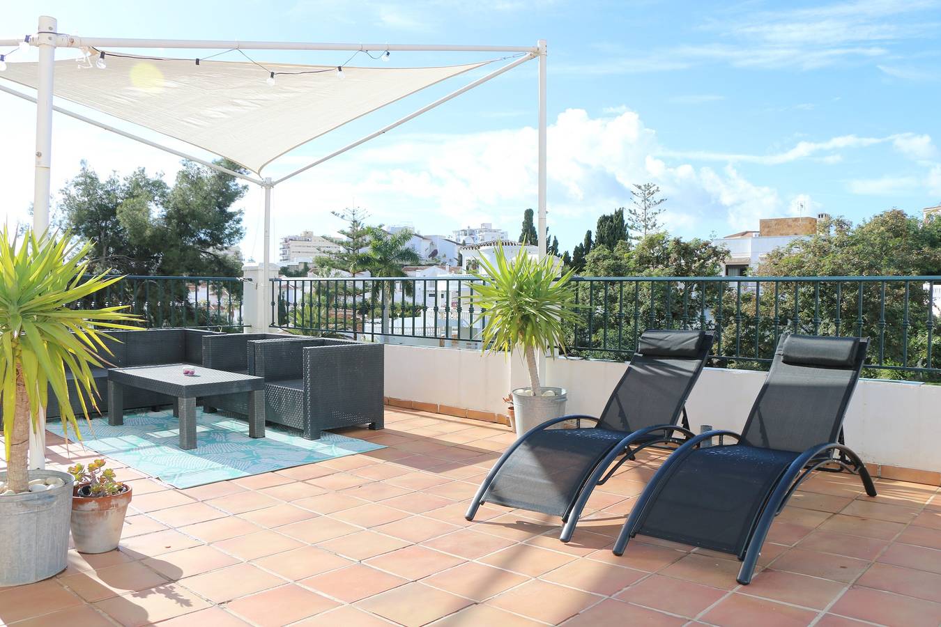Entire apartment, Holiday Apartment with Private Pool near the Beach with 2 Terraces and Wi-Fi in Playa de Burriana, Nerja