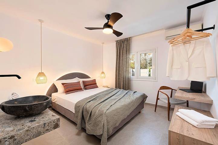 Villa Remezzo Heated Pool, Beach Side, 24 guests in Chania und Umgebung