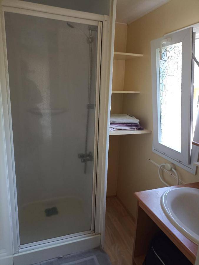Camping pour 5 personnes, avec terrasse et piscine ainsi que vue et jardin