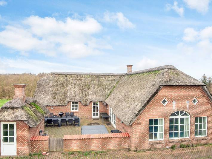 Ferieudlejning for 14 personer, med pool, husdyr tilladt i Ulfborg