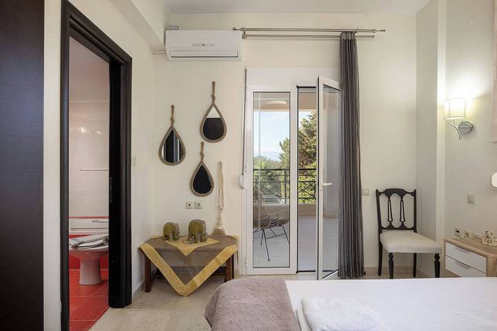 Villa de 200 m² avec jardins privés et piscine de 60 m², à 1,5 km de la plage in Région de Réthymnon