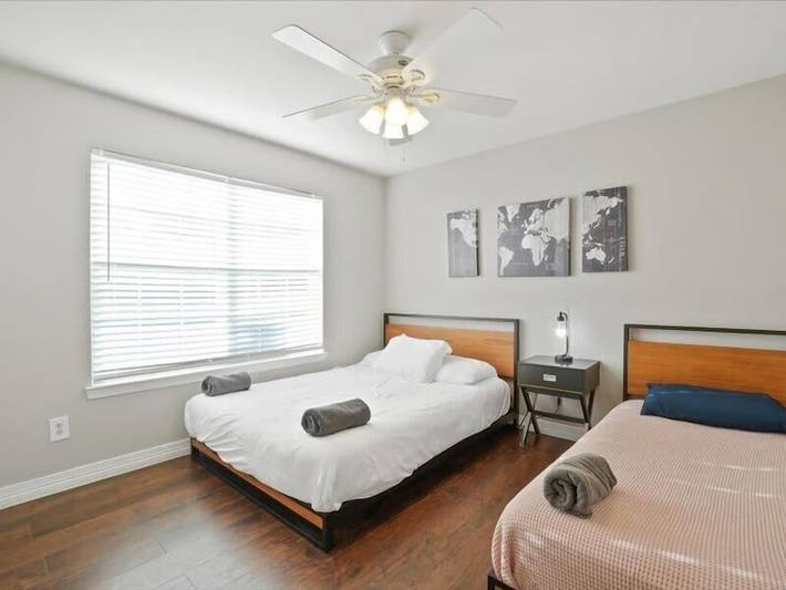 Vacation rental for 11 people, with yard and balcony as well as pool in Irving