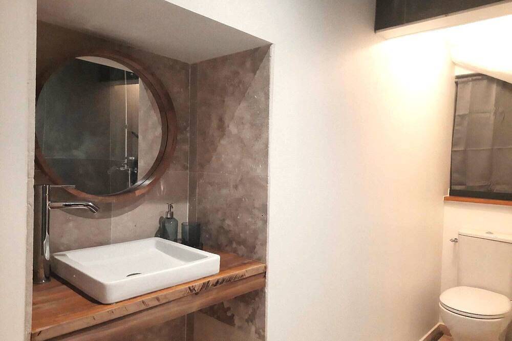 Appartement entier, Appart' hôtel tout confort avec balcon, clim, wifi in Tulette, Région de nyons