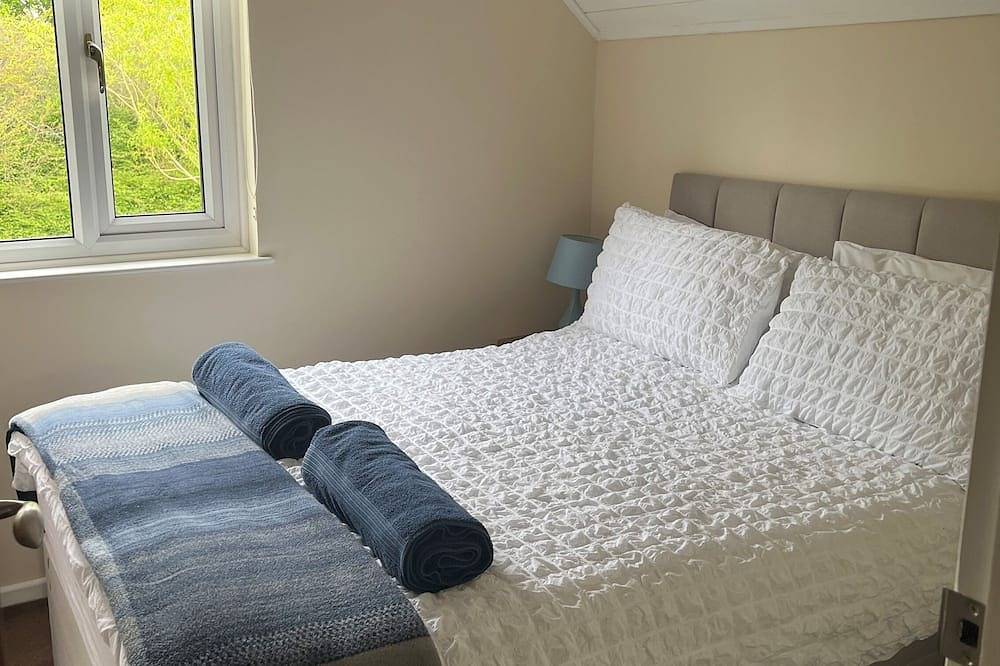 Pet-Friendly Waterside Lodge - Cotswold Water Park in Gloucestershire