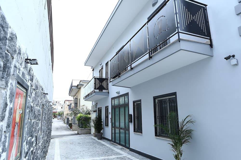 Entire apartment, Villa Magiola-Monolocale Afrodite 200 m from the Pompeii excavations, free parking in Pompei, Vesuvio National Park