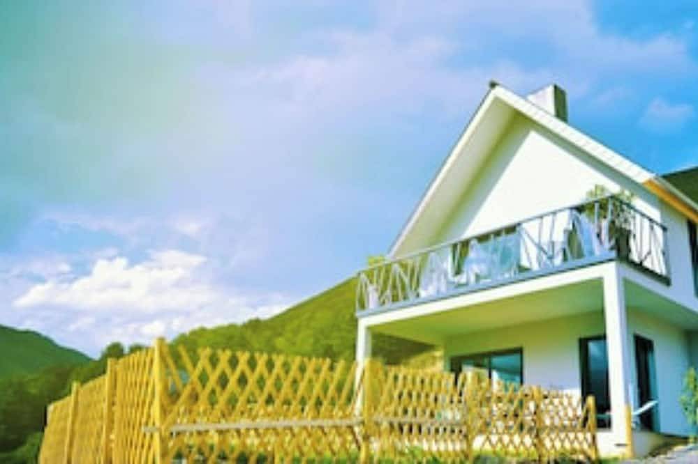 Comfortable Chalet With Splendid View Of The Pyrenees in Pailhac, French Pyrenees