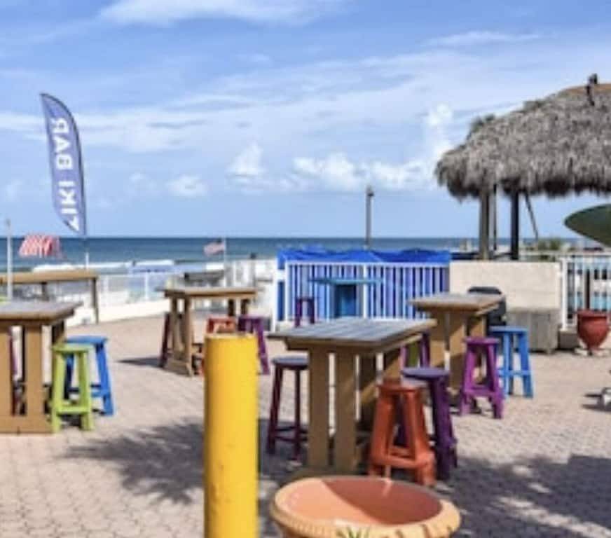 Ganze Wohnung, Daytona Escape with Ocean View Balcony, Tiki Bar and Heated pool in Daytona Beach, Florida