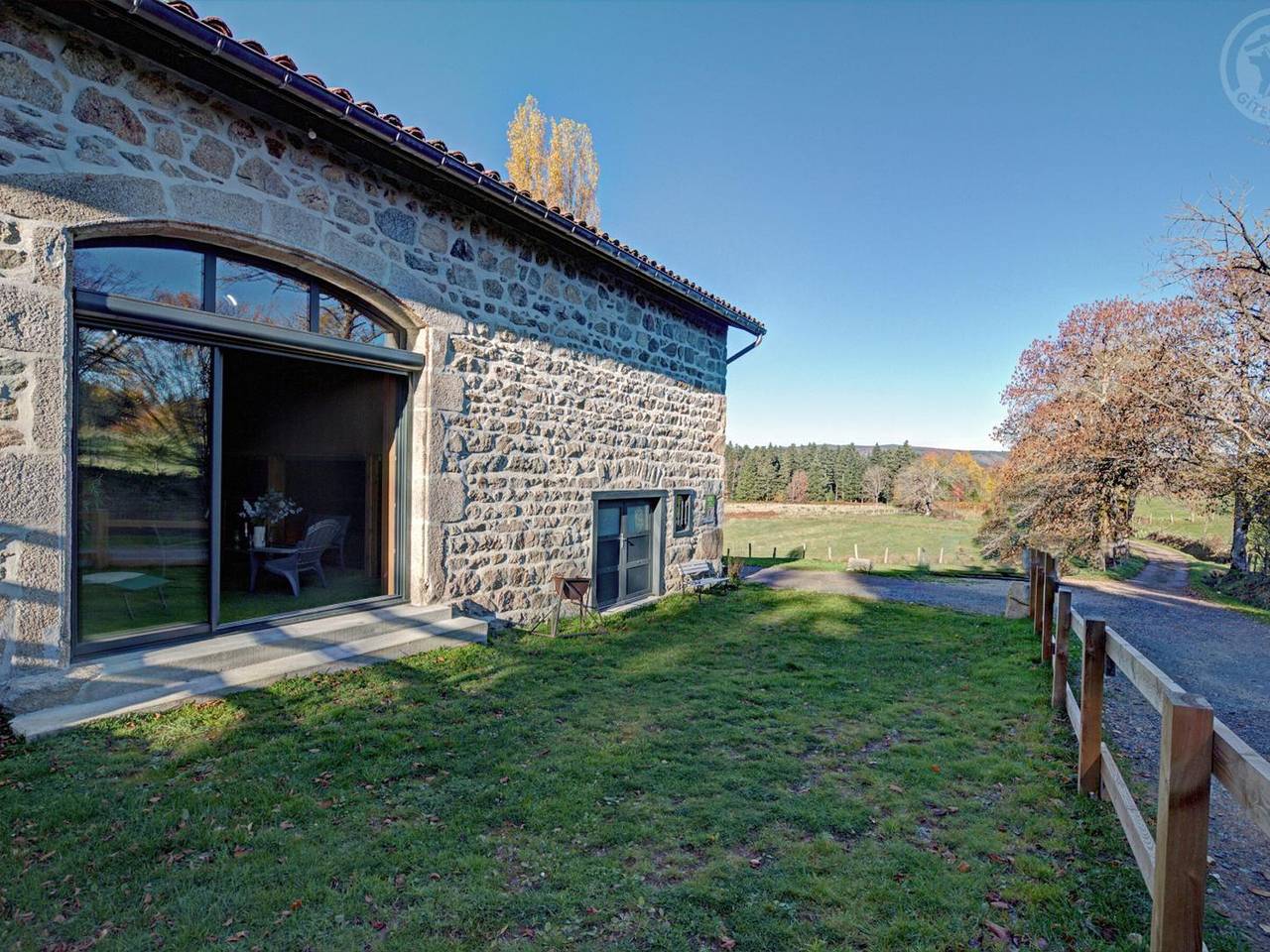 Charming cottage for 14 people with heated pool and wifi in Saint-Priest-la-Prugne, Roanne region