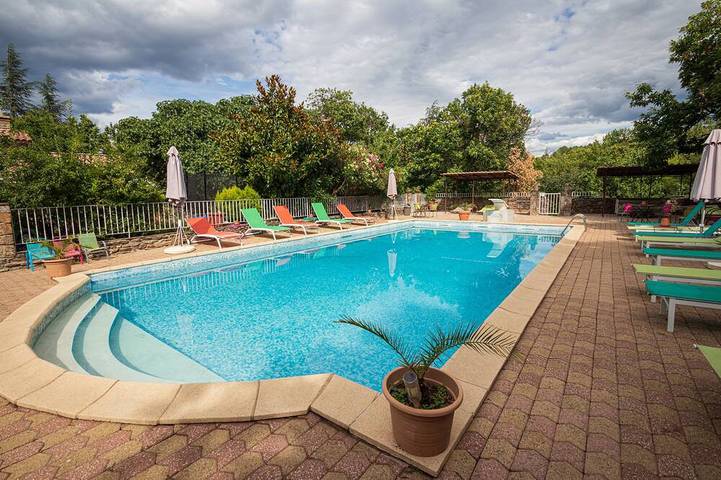 Gîte pour 21 personnes, avec jardin et piscine à Gravières
