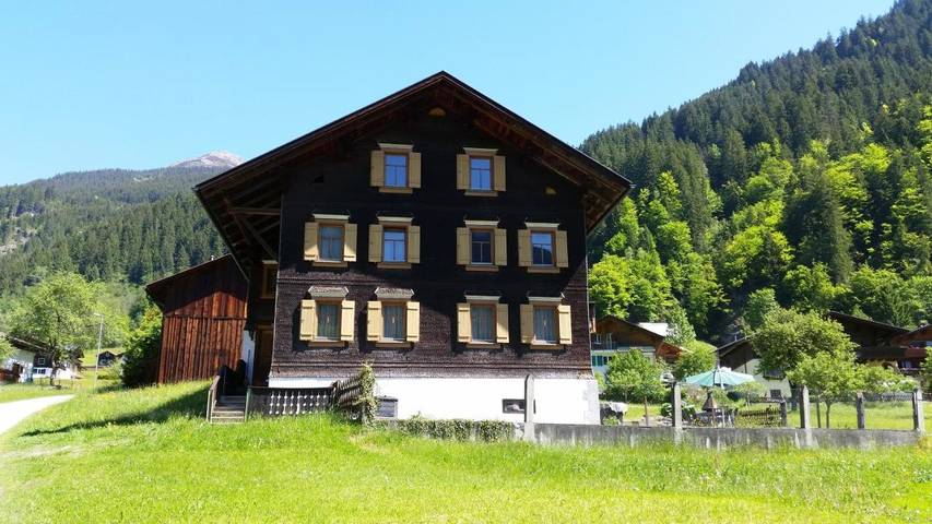Ferienwohnung für 10 Personen, mit Balkon und Terrasse sowie Garten und Ausblick in Gortipohl