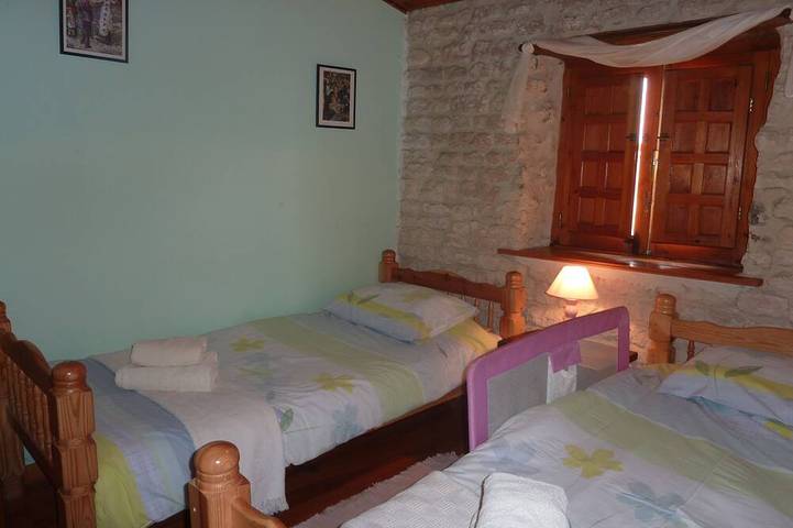 Gîte pour 8 personnes, avec jardin ainsi que terrasse et piscine à Saint-Pierre-de-Juillers - 4