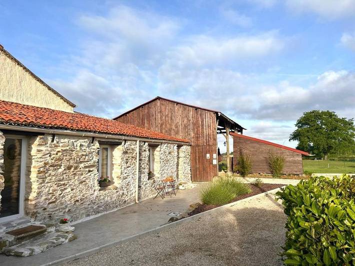 Gîte pour 3 personnes, avec Terrasse ainsi que Jardin et Piscine à Le Busseau