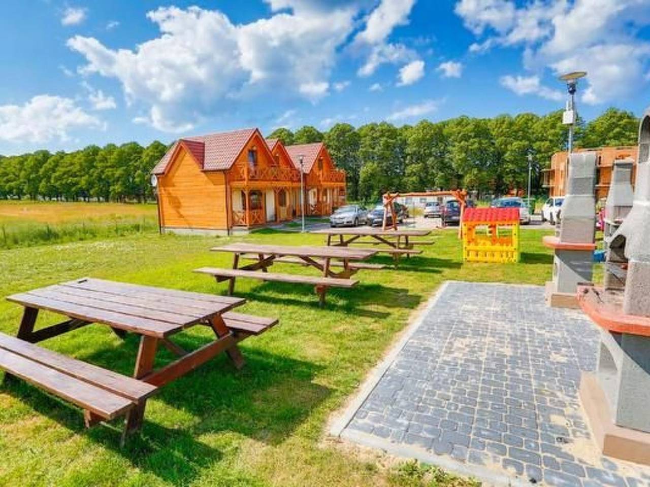 "" in einem eingezäunten Gebiet in Mielenko, Powiat koszaliński