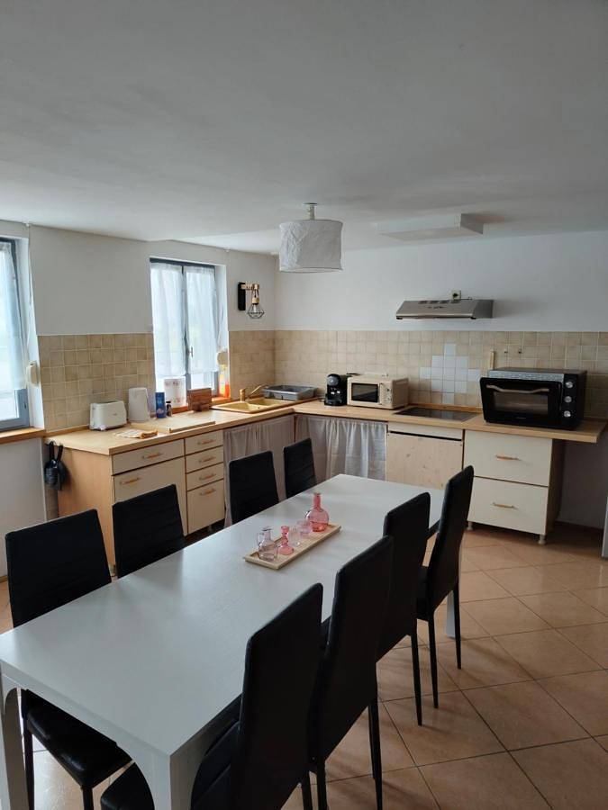 Appartement entier, Two-Bedroom Apartment in Pont-de-l'Arche, Région de Les Andelys