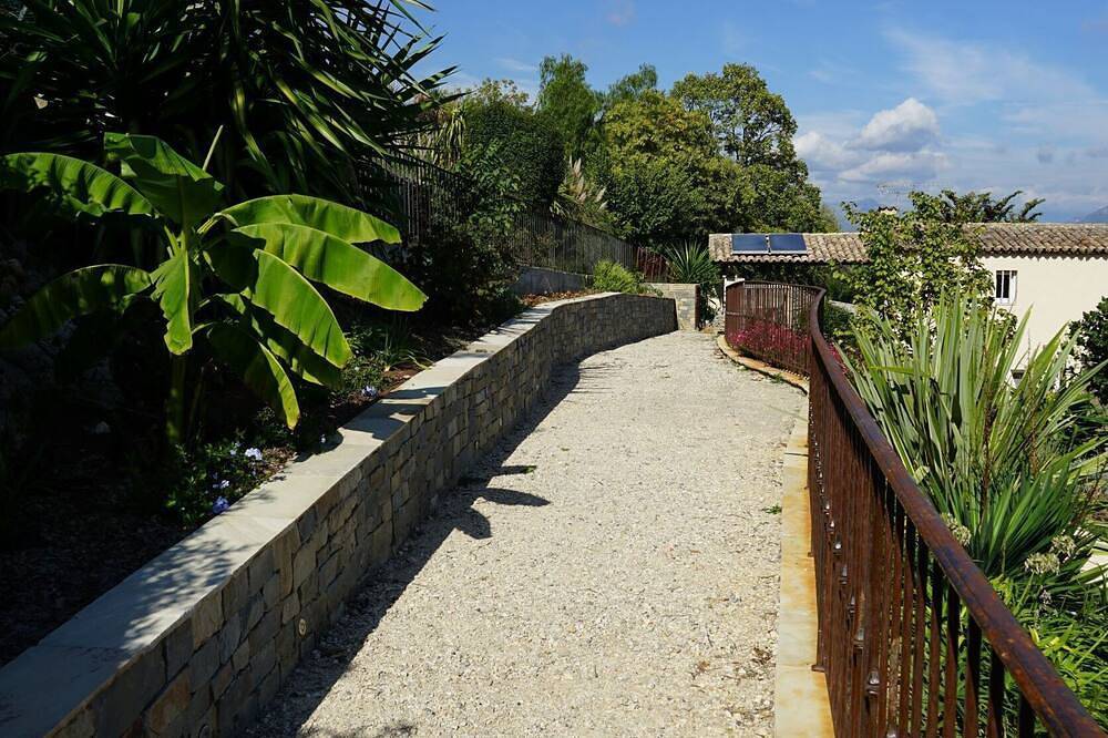 Luxury Provençal villa ideally located with panoramic view in Gattières, Cannes region