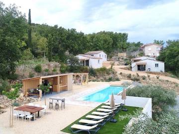 Location de vacances pour 5 personnes, avec piscine ainsi que vue et jardin à Banne