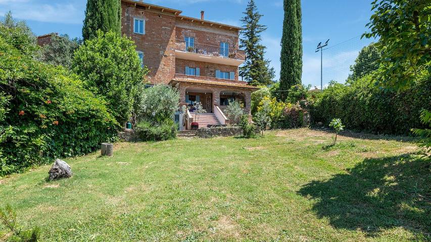 Casa vacanza per 13 persone, con balcone e giardino in Castiglione del Lago