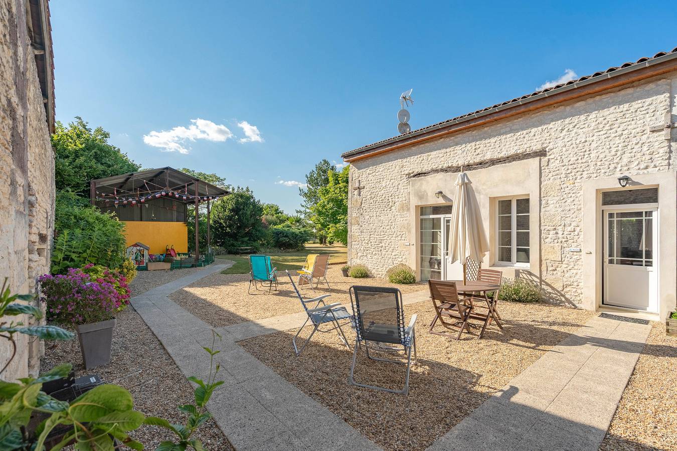 Holiday Home 'Pervenche' with Shared Pool, Private Terrace and Wi-Fi in Saint-Seurin-de-Palenne, Saintes region