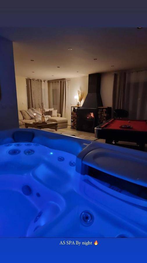 Maison d’hôte pour 10 personnes, avec Jacuzzi et Terrasse ainsi que Jardin et Piscine