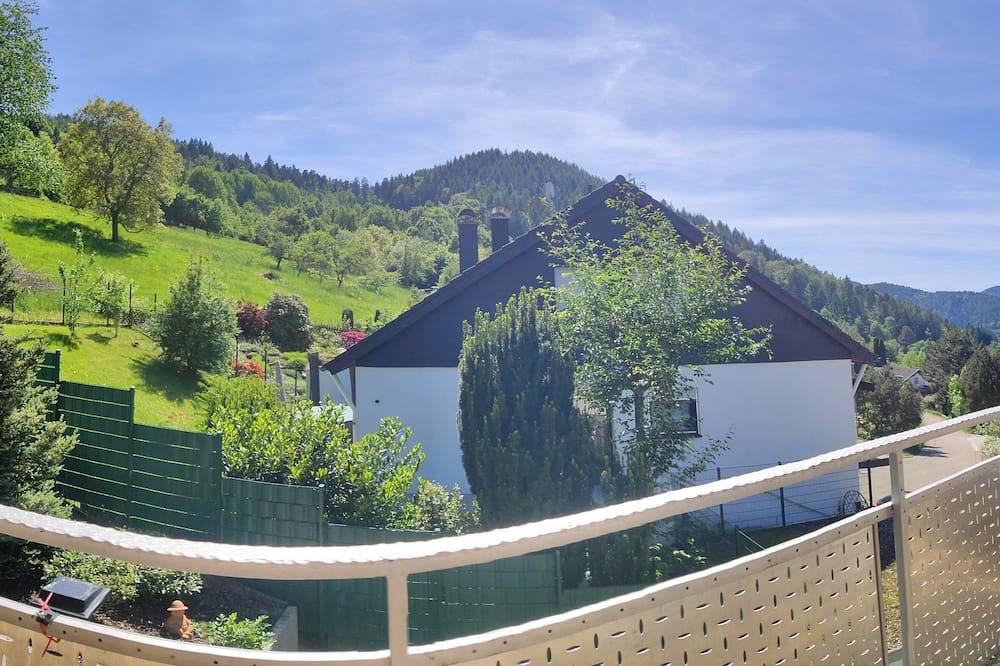 Ganze Wohnung, Ferienwohnung mit Balkonpanorama mit Lesematerial, Spielen und Fitnessraum in Gernsbach, Nordschwarzwald