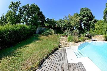 Gîte pour 15 personnes, avec terrasse ainsi que jardin et piscine, animaux acceptés à Saint-Marcel-d'Ardèche